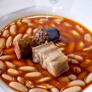 Fabada Asturiana con su compango