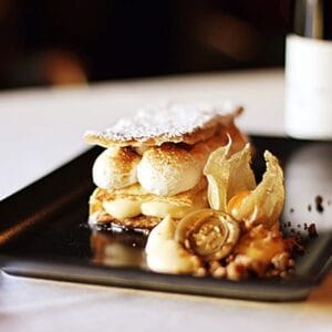 Milhojas de hojaldre con crema pastelera y merengue italiano