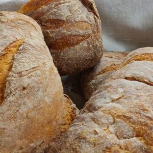 Pan de pueblo horneado en casa (2 variedades)