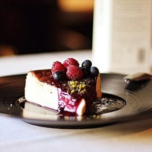 Tarta de queso La Viña con frutos rojos