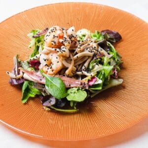 Ensalada templada de langostinos, setas y anchoas